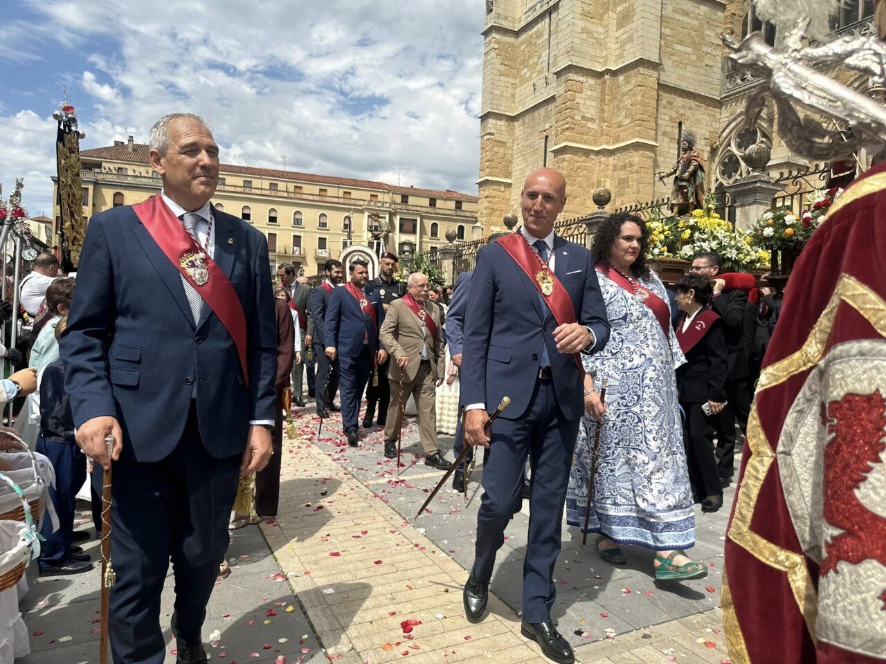 Procesión del Corpus Christi en el centro histórico de León con asistentes y decoraciones.