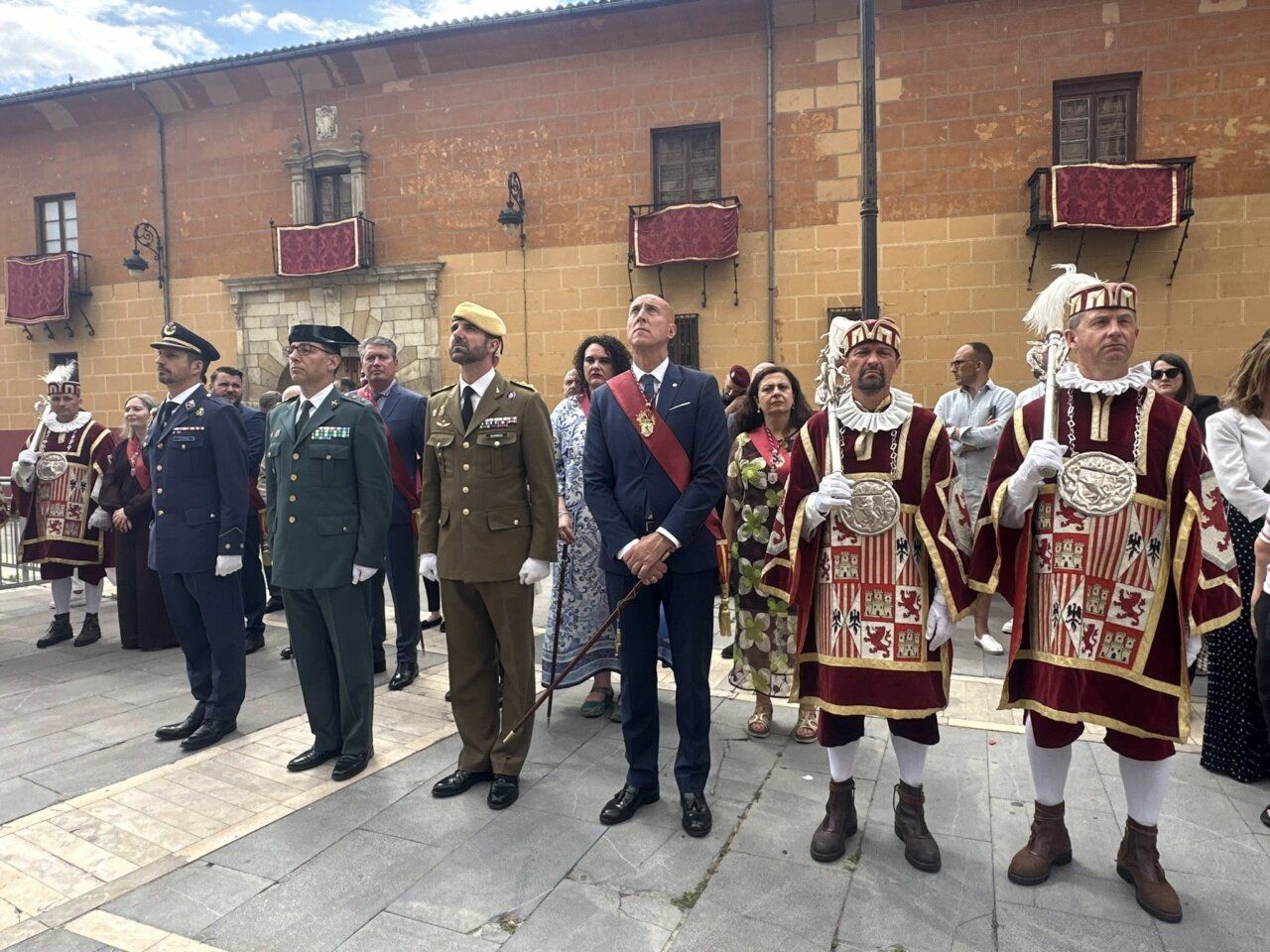 Multitudinaria procesión del Corpus Christi en León con autoridades y trajes tradicionales.