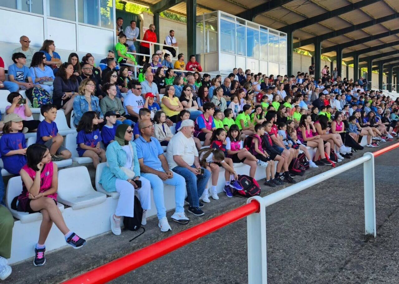 Multitud de jóvenes y adultos en la clausura de los Juegos Escolares en Bembibre