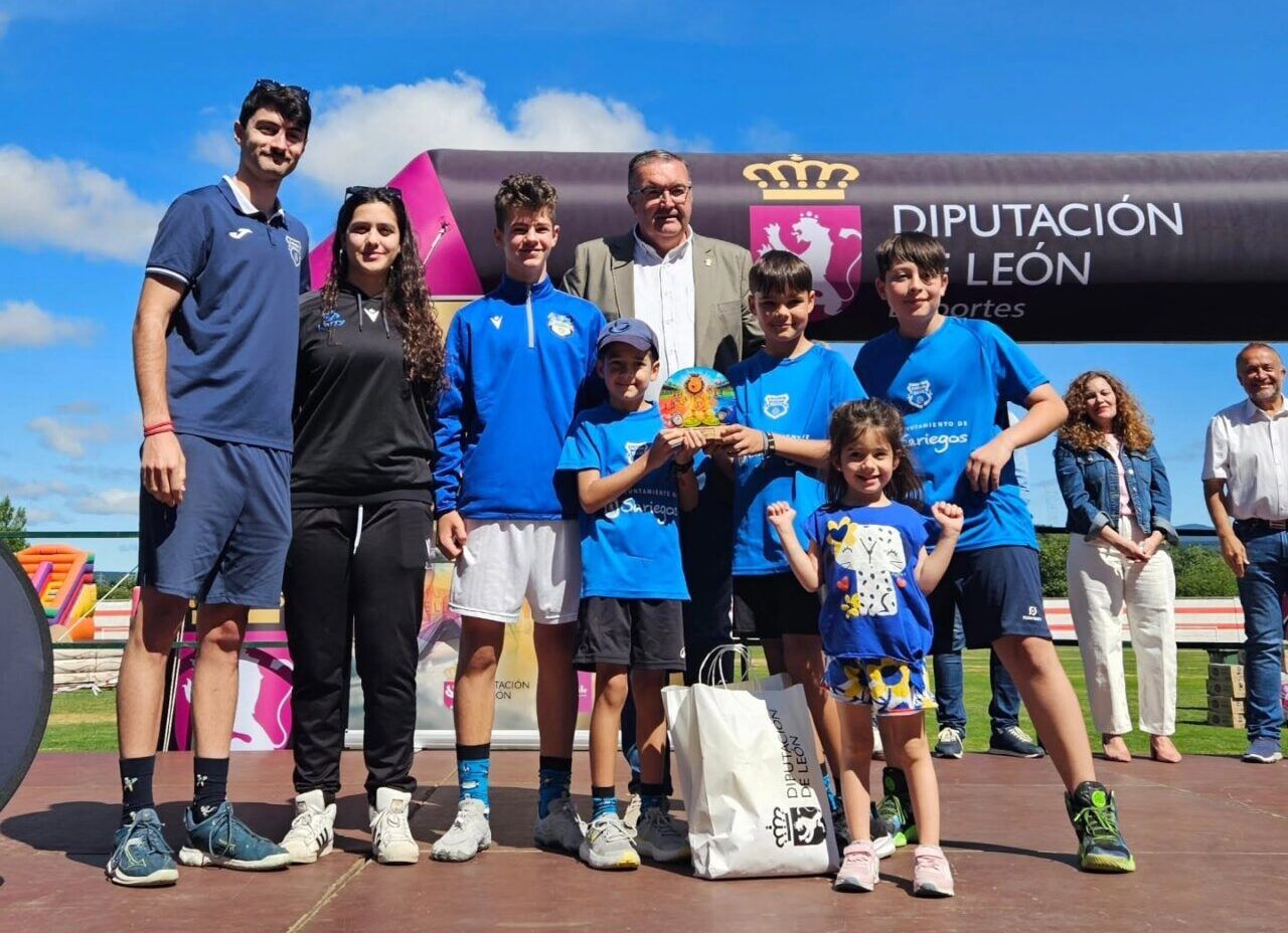 Grupo de niños y adultos en la clausura de los Juegos Escolares en Bembibre