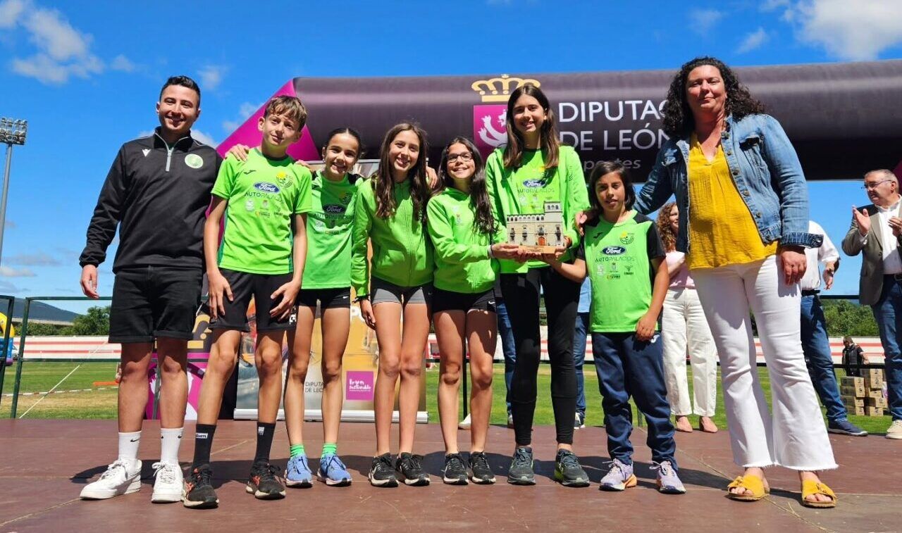 Grupo de jóvenes atletas en la clausura de los Juegos Escolares en Bembibre