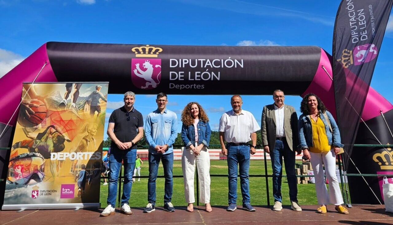 Acto de clausura de los Juegos Escolares en Bembibre con autoridades y participantes.