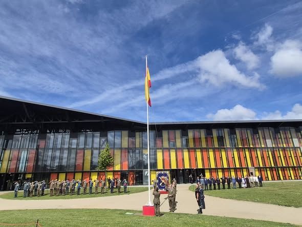 Ceremonia de izado de la bandera de España en León