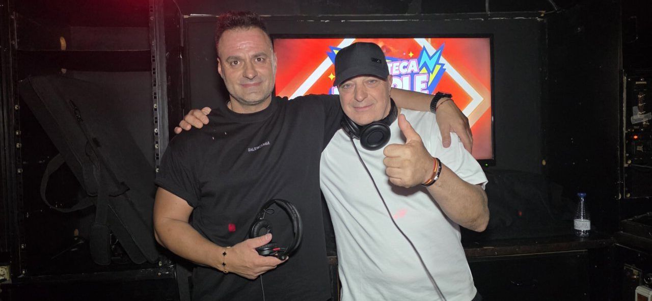 Dos DJs posando en la Discoteca Temple durante la fiesta de los 80 y 90