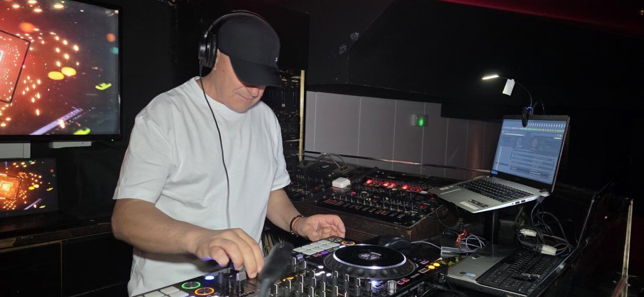 DJ actuando en la fiesta de los 80 y 90 en Discoteca Temple