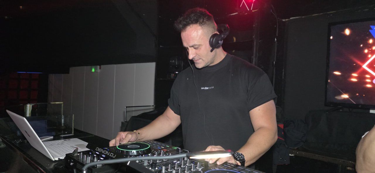 DJ actuando en la fiesta de los 80 y 90 en Discoteca Temple