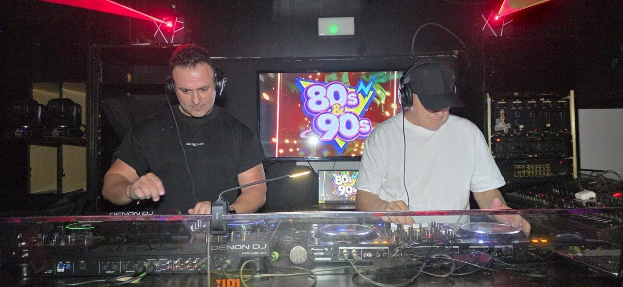 DJs en la fiesta de los 80 y 90 en Discoteca Temple