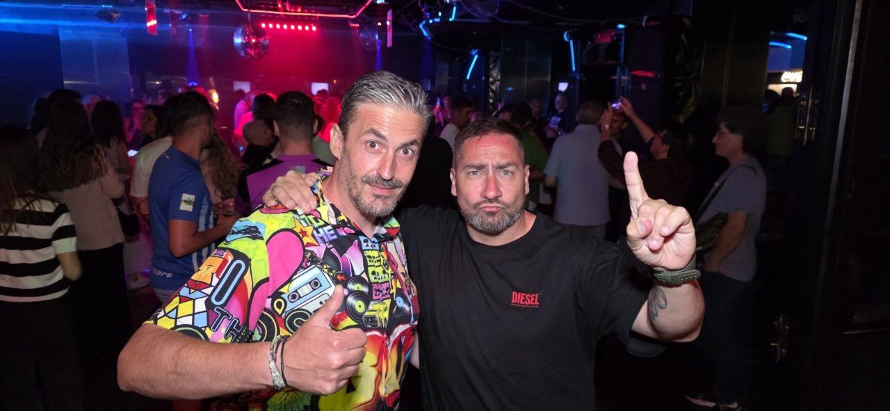 Asistentes disfrutando en la fiesta de los 80 y 90 en Discoteca Temple