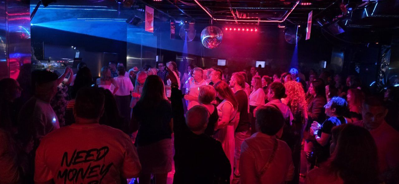 Asistentes disfrutando en la fiesta de los 80 y 90 en Discoteca Temple