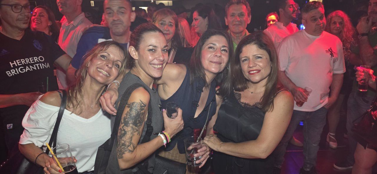 Grupo de personas disfrutando en la fiesta de los 80 y 90 en Discoteca Temple