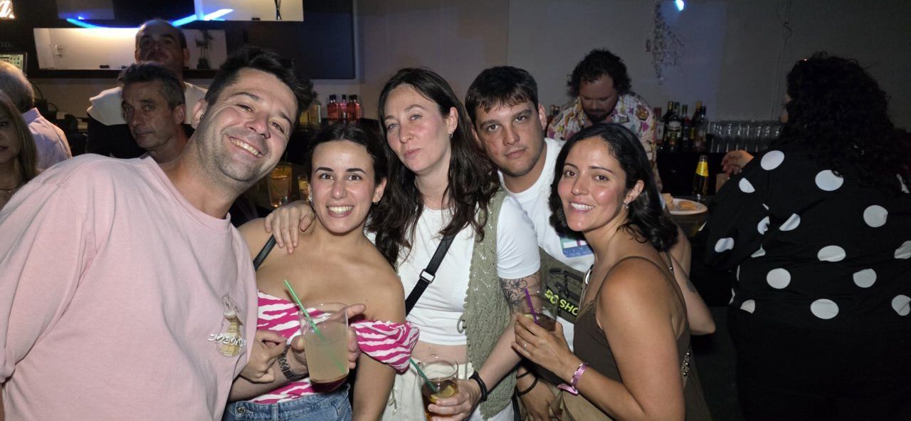 Grupo de amigos disfrutando en la fiesta de los 80 y 90 en Discoteca Temple