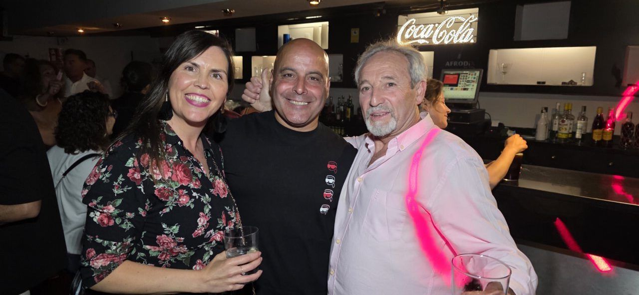 Tres personas sonrientes en la fiesta de la Discoteca Temple
