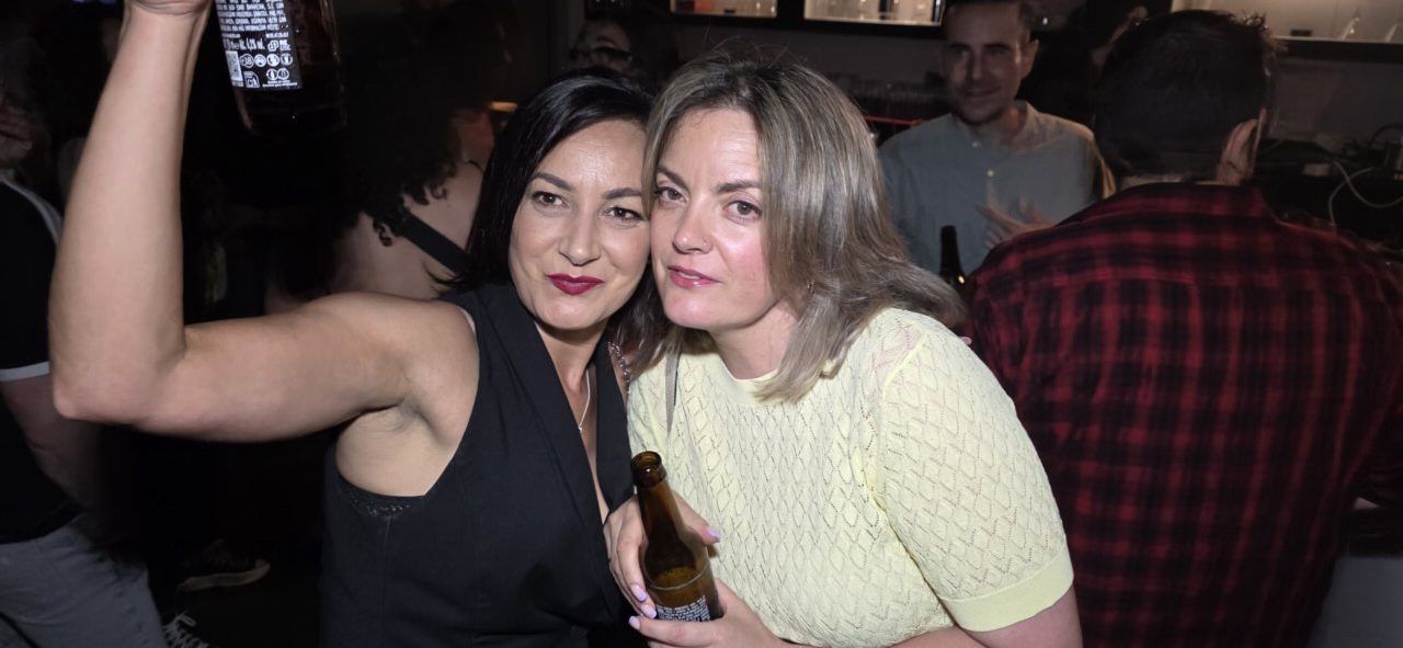 Dos mujeres disfrutando en la fiesta de los 80 y 90 en Discoteca Temple