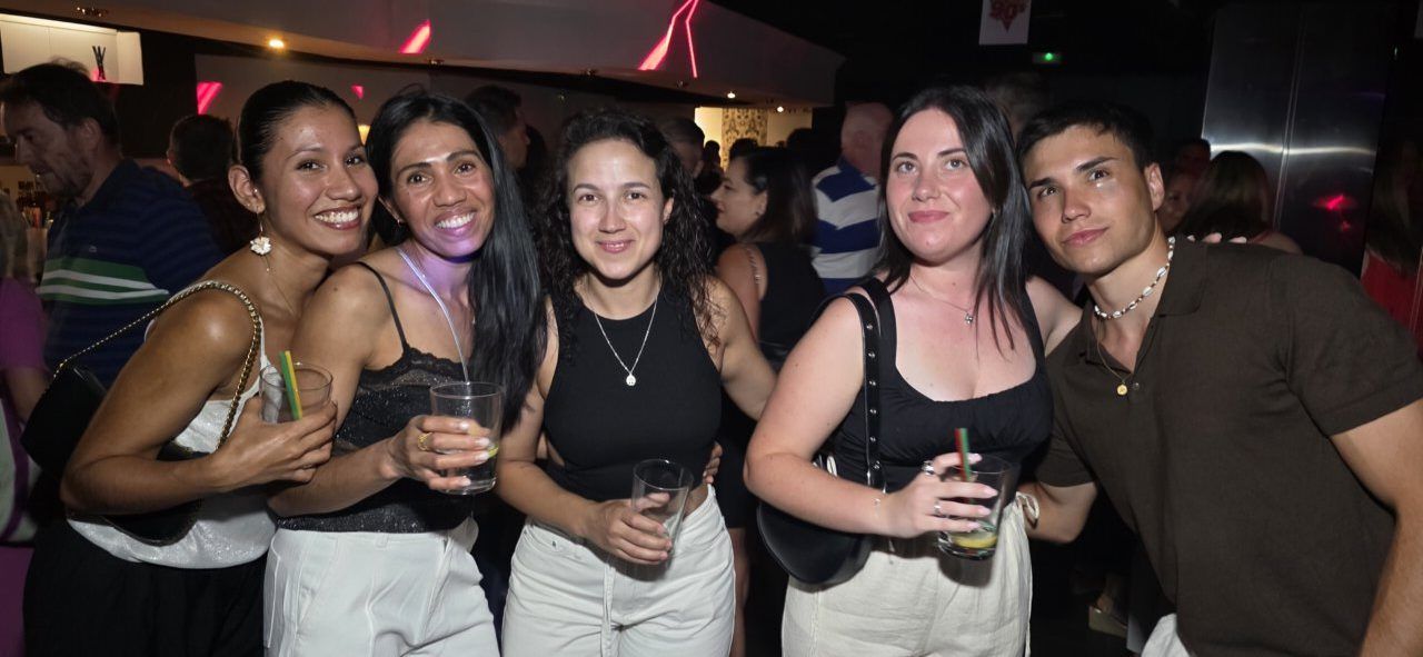 Grupo de amigos disfrutando en la fiesta de los 80 y 90 en Discoteca Temple