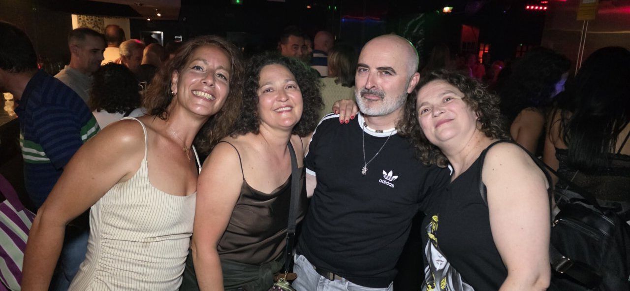 Grupo de amigos disfrutando en la fiesta de los 80 y 90 en Discoteca Temple