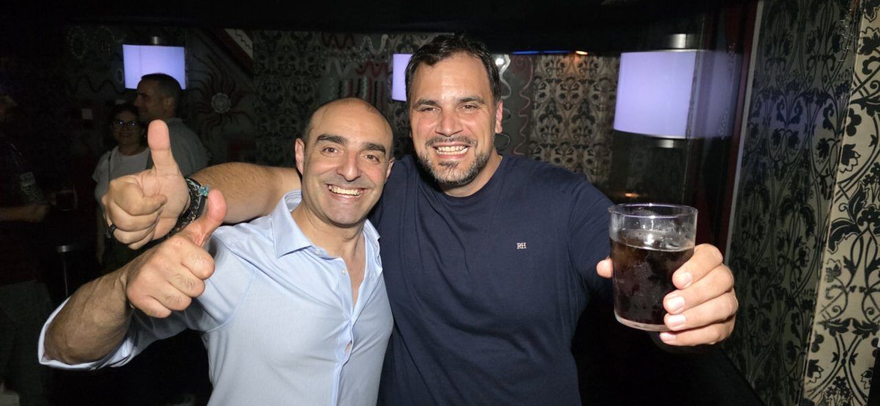 Dos hombres sonrientes en la fiesta de la Discoteca Temple