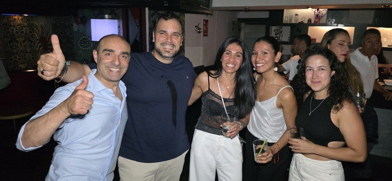 Grupo de amigos disfrutando en la fiesta de la Discoteca Temple.