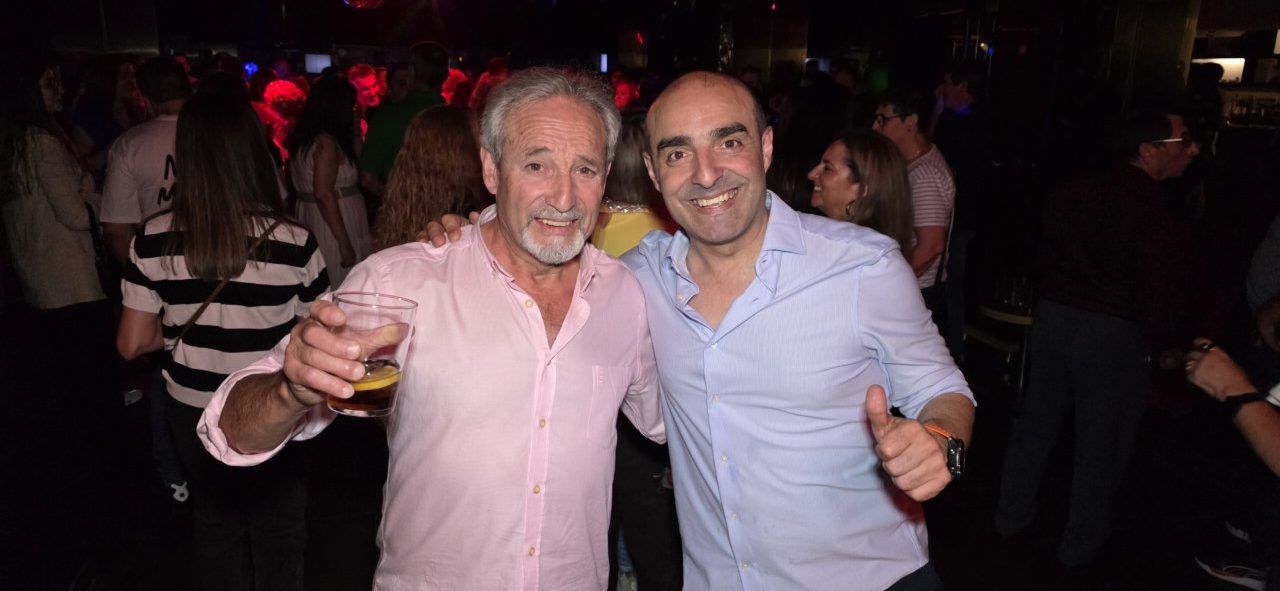 Dos hombres sonriendo en la fiesta de la Discoteca Temple