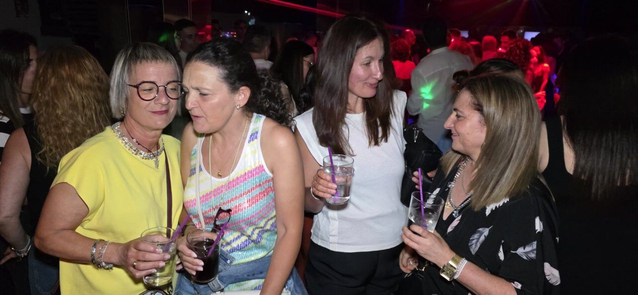 Grupo de mujeres disfrutando en la fiesta de los 80 y 90 en Discoteca Temple
