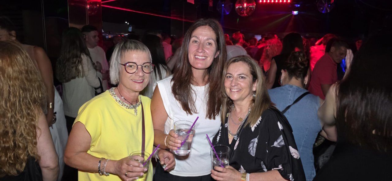 Tres mujeres disfrutando en la fiesta de los 80 y 90 en la Discoteca Temple