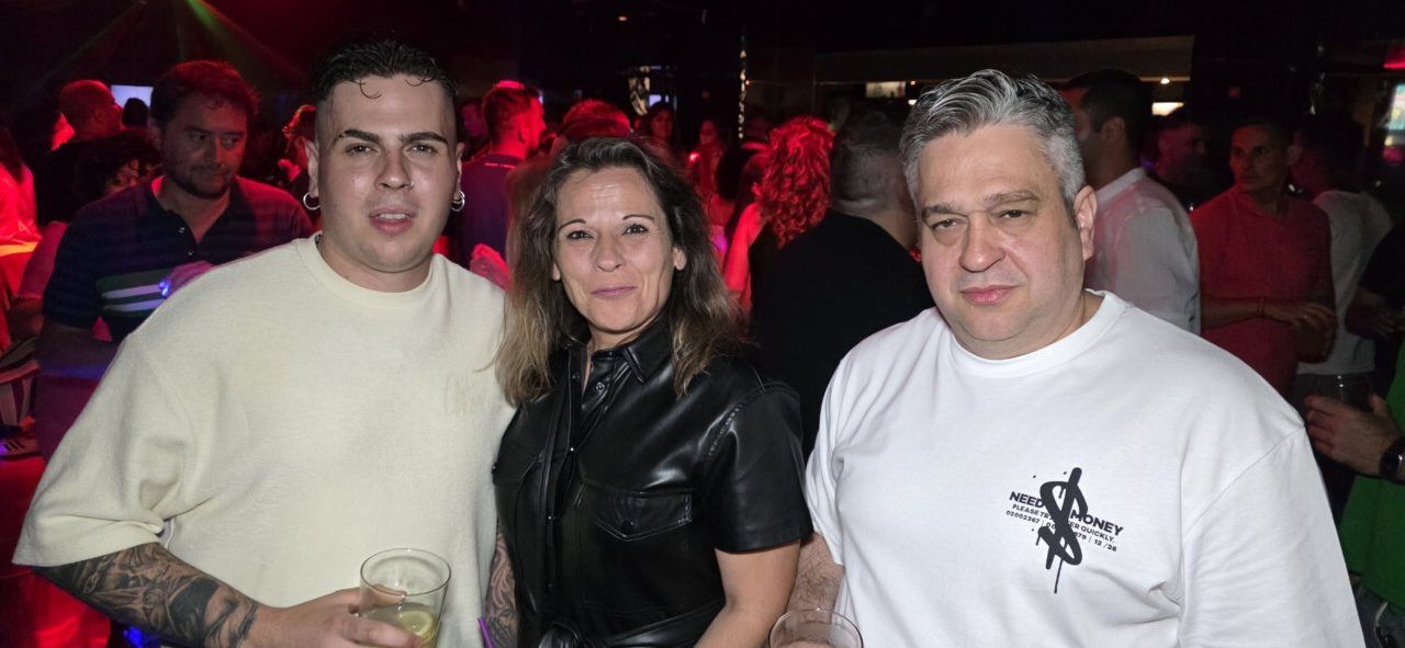 Asistentes disfrutando en la fiesta de los 80 y 90 en Discoteca Temple