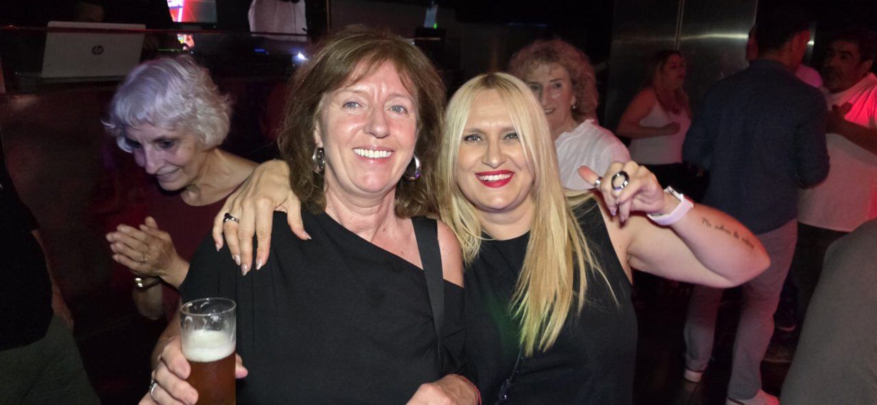 Asistentes disfrutando en la fiesta de los 80 y 90 en Discoteca Temple