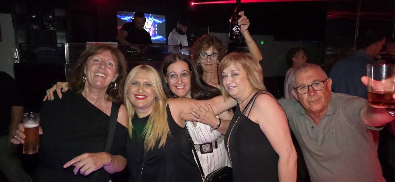 Grupo de personas disfrutando en la fiesta de los 80 y 90 en la Discoteca Temple