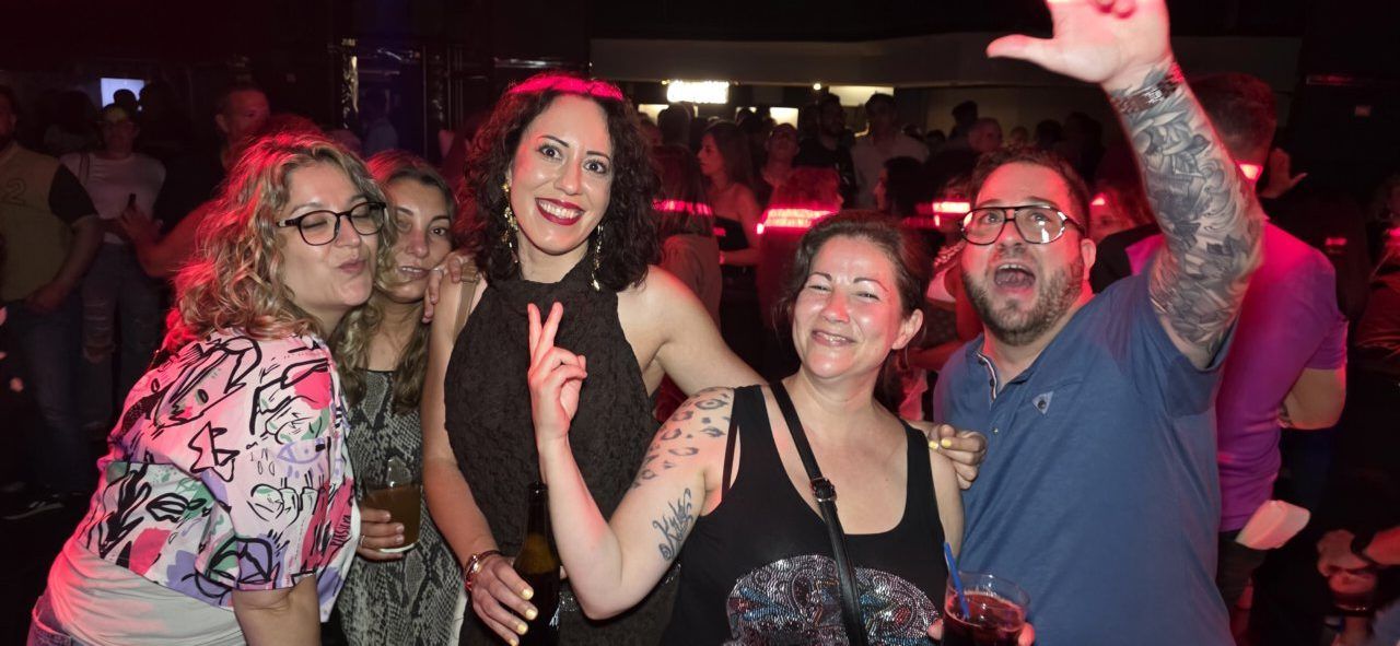 Grupo de personas disfrutando en la fiesta de los 80 y 90 en Discoteca Temple