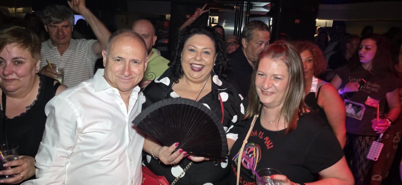 Asistentes disfrutando en la fiesta de los 80 y 90 en Discoteca Temple