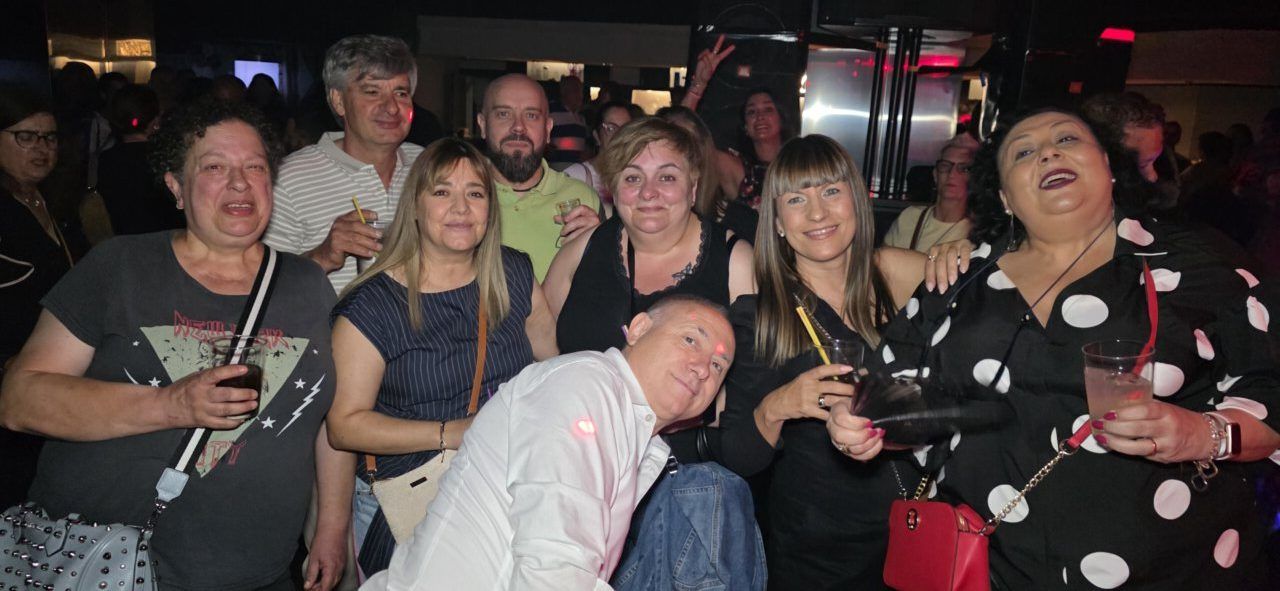 Grupo de personas disfrutando en la fiesta de los 80 y 90 en Discoteca Temple