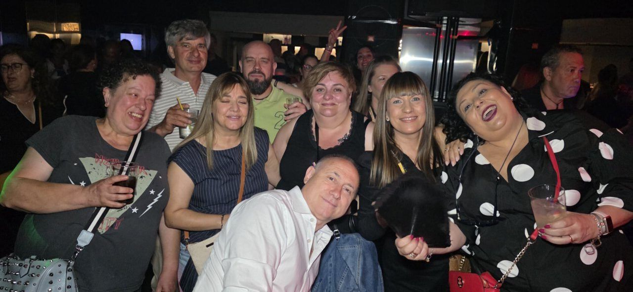 Grupo de personas disfrutando en la fiesta de los 80 y 90 en Discoteca Temple