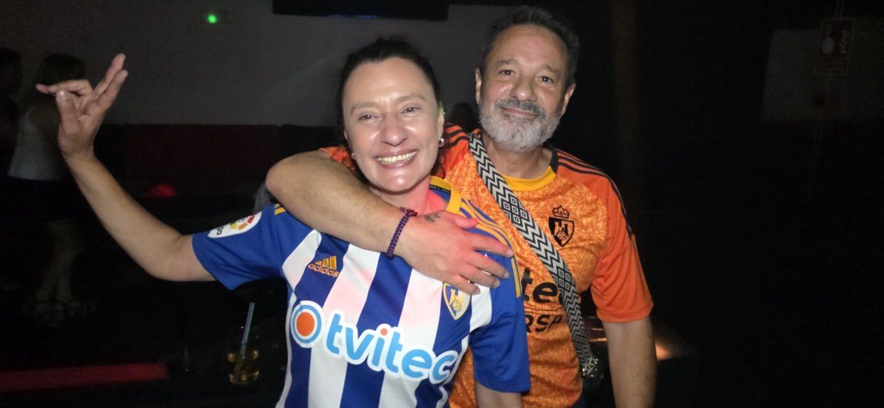 Asistentes disfrutando en la fiesta de los 80 y 90 en Discoteca Temple