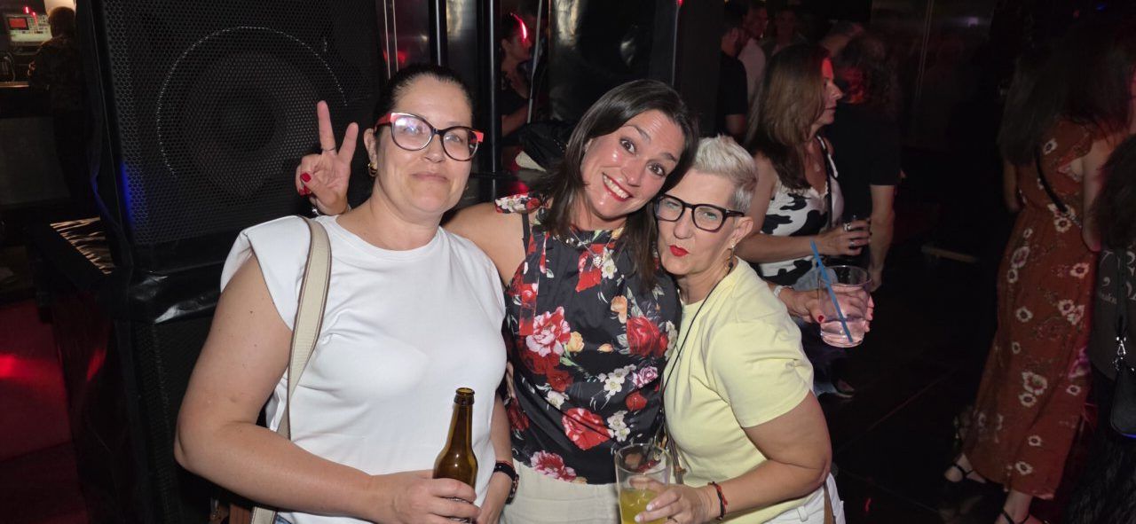 Tres mujeres sonrientes en la fiesta de la Discoteca Temple
