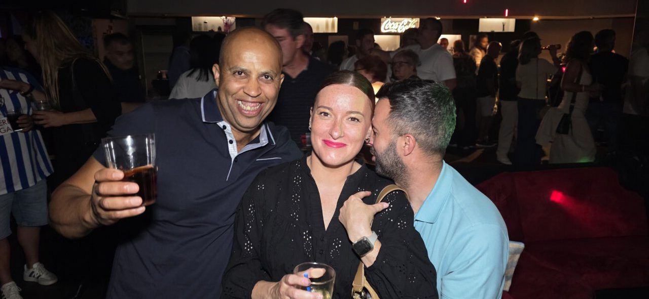 Asistentes disfrutando en la fiesta de los 80 y 90 en Discoteca Temple