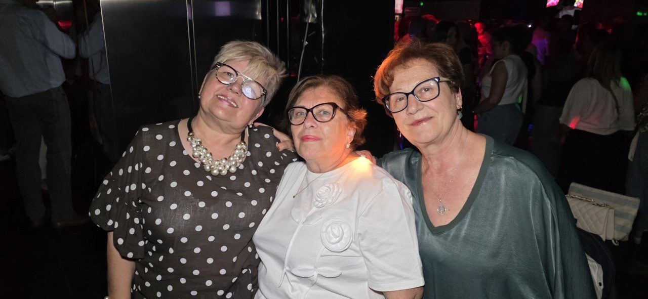 Tres mujeres sonrientes en la fiesta de los 80 y 90 en Discoteca Temple