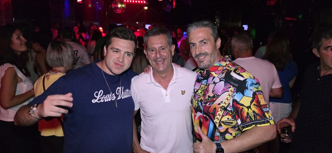 Asistentes disfrutando en la fiesta de los 80 y 90 en Discoteca Temple