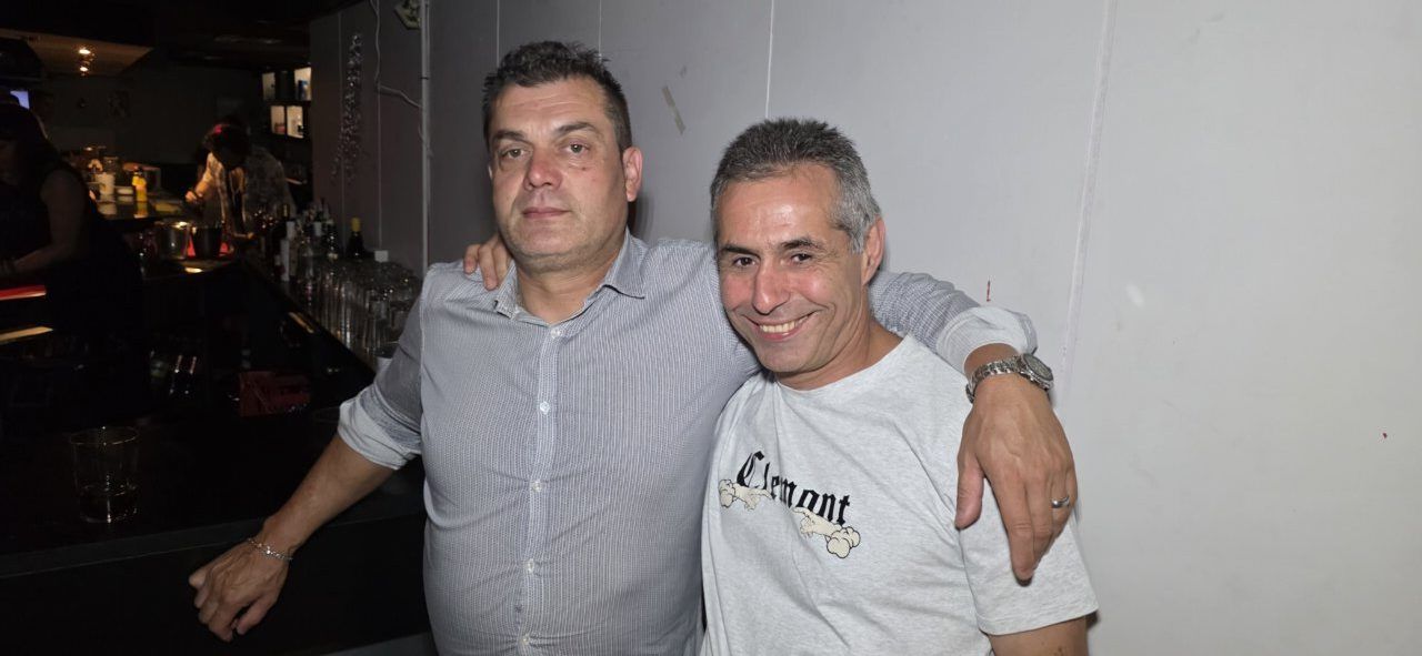 Dos hombres sonriendo en la Discoteca Temple durante la fiesta de los 80 y 90.