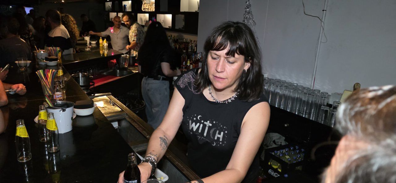 Bartender sirviendo bebidas en la fiesta de la Discoteca Temple