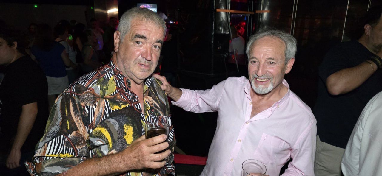Dos hombres disfrutando en la fiesta de la Discoteca Temple