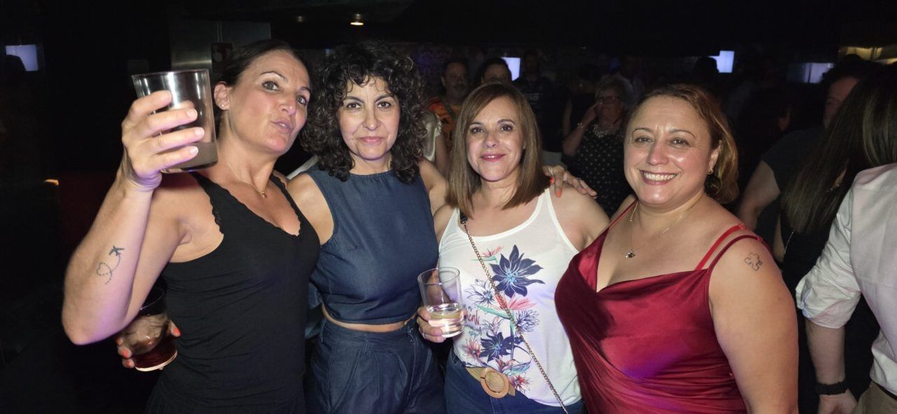 Cuatro mujeres disfrutando en la fiesta de los 80 y 90 en la Discoteca Temple