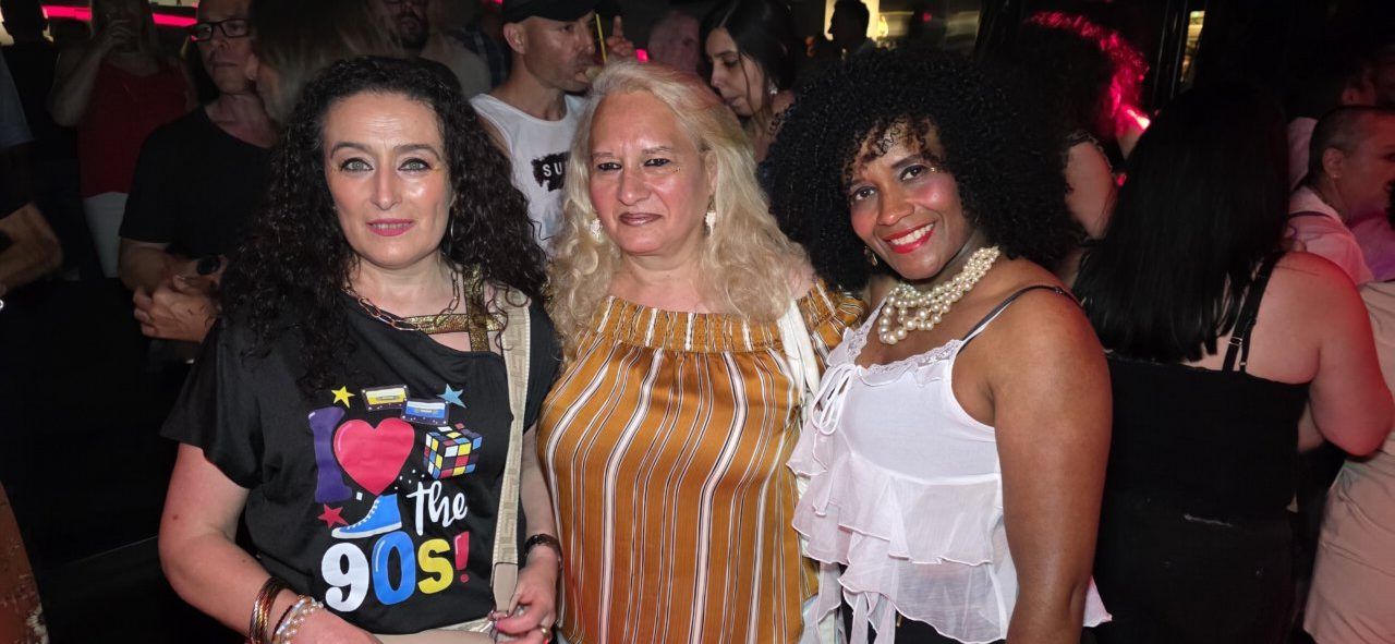 Tres mujeres en la fiesta de los 80 y 90 en Discoteca Temple