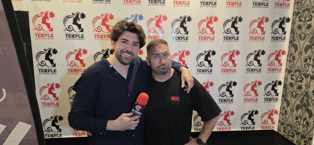 Dos hombres posando en la Discoteca Temple durante la fiesta de los 80 y 90