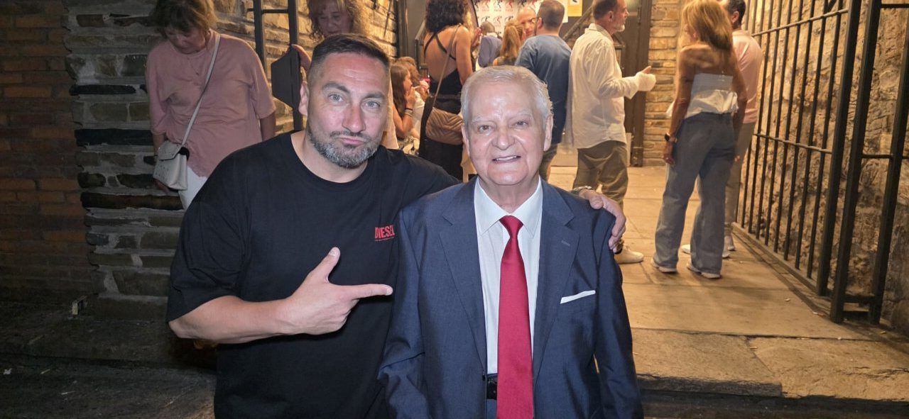 Dos hombres posan en la entrada de la Discoteca Temple durante la fiesta de los 80 y 90.