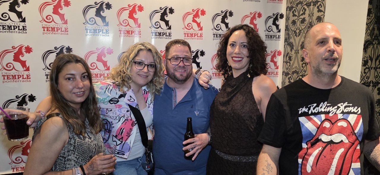 Grupo de personas disfrutando en la fiesta de la Discoteca Temple