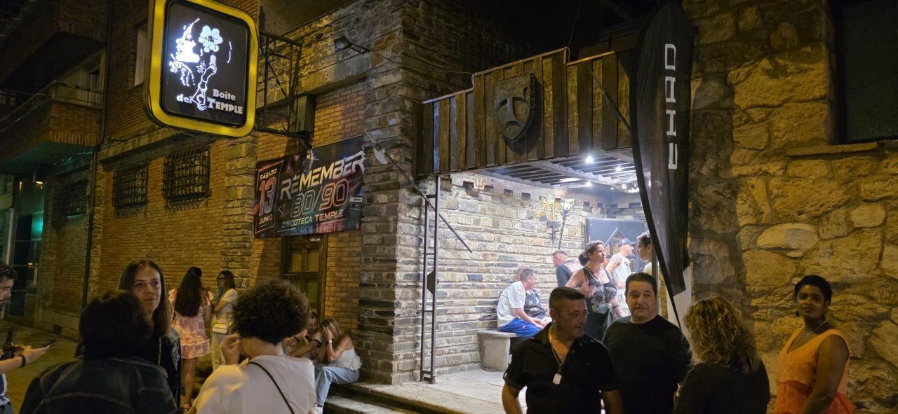 Exterior de la Discoteca Temple durante la fiesta de los 80 y 90