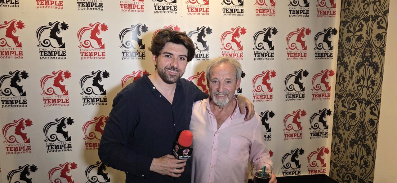 Dos hombres posando en la Discoteca Temple durante la fiesta de los 80 y 90