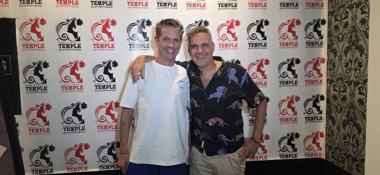 Dos hombres sonrientes en la fiesta de la Discoteca Temple