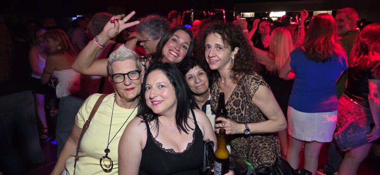 Grupo de mujeres disfrutando en la fiesta de los 80 y 90 en Discoteca Temple