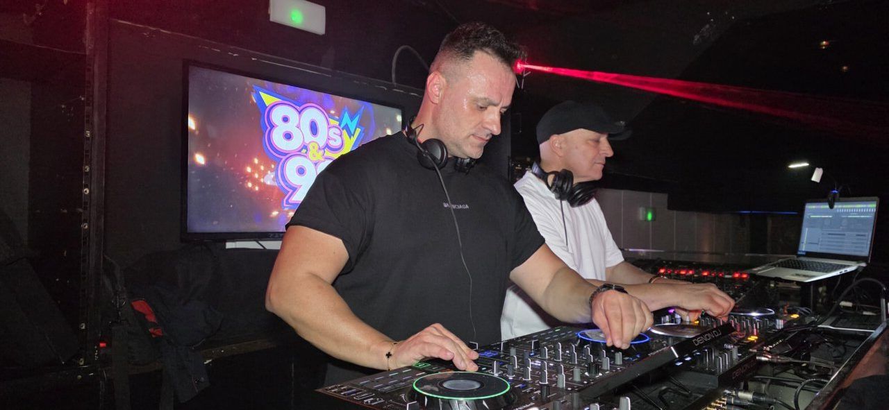 DJs actuando en la fiesta de los 80 y 90 en Discoteca Temple