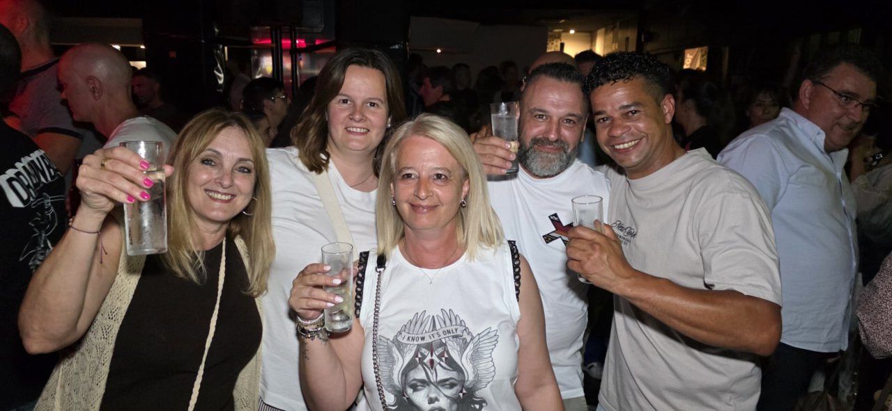 Grupo de personas disfrutando en la fiesta de la Discoteca Temple